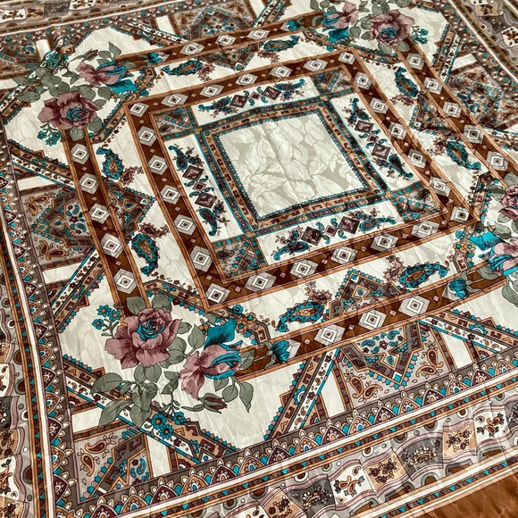 GONCA silk scarf, large vintage square shawl. - Picture 2 of 10